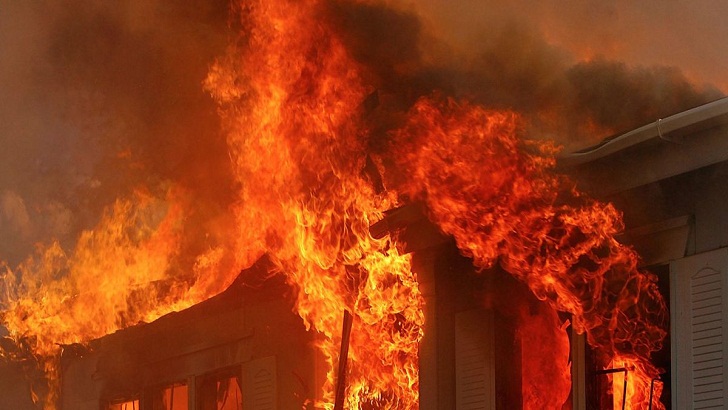 অগ্নিদগ্ধ ভবন থেকে শিশুকে ছুঁড়ে ফেললেন মা! (ভিডিও)