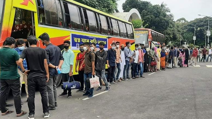 নিজেদের ব্যবস্থাপনায় বাড়ি ফিরেছেন ঢাবির শিক্ষার্থীরা