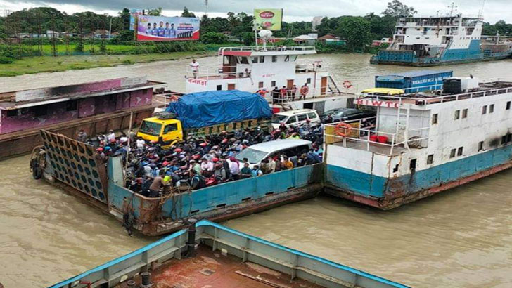 ফেরিতে লাশবাহী গাড়ির সঙ্গে ঢাকায় ফিরছেন যাত্রীরা