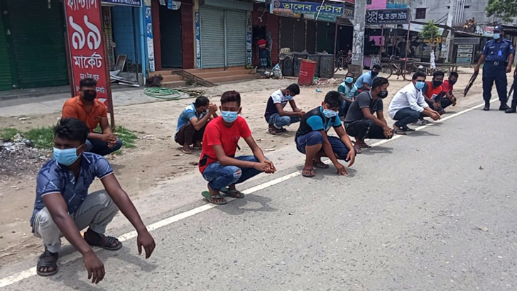 মাস্ক ছাড়া বের হওয়ায় রোদে বসিয়ে রাখা হলো ১২ যুবককে