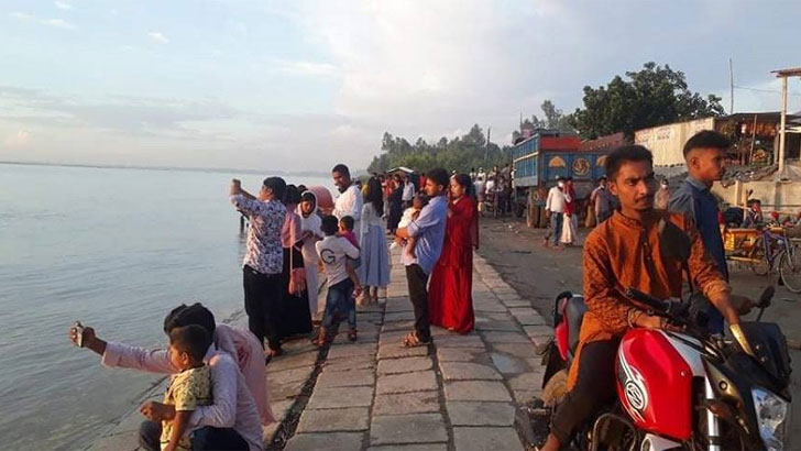 কঠোর লকডাউনেও যমুনা পাড়ে ভ্রমণপিপাসুদের ভিড়