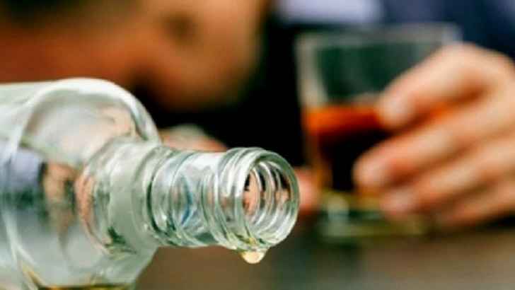 মদ পানে ৩ যুবকের মৃত্যু