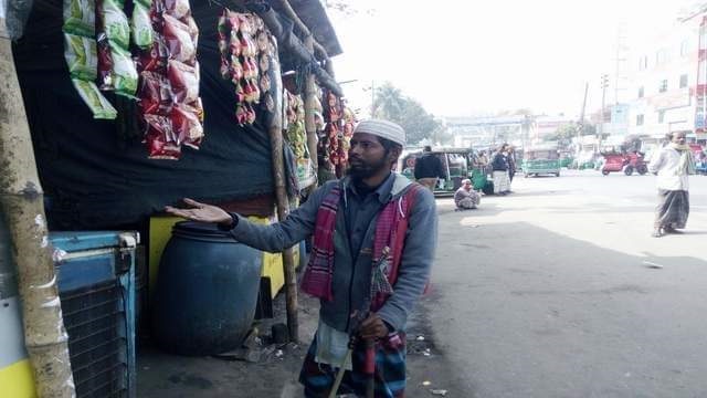 গ্রেনেড হামলায় পঙ্গু মামুন ভিক্ষা করে সংসার চালাচ্ছেন!