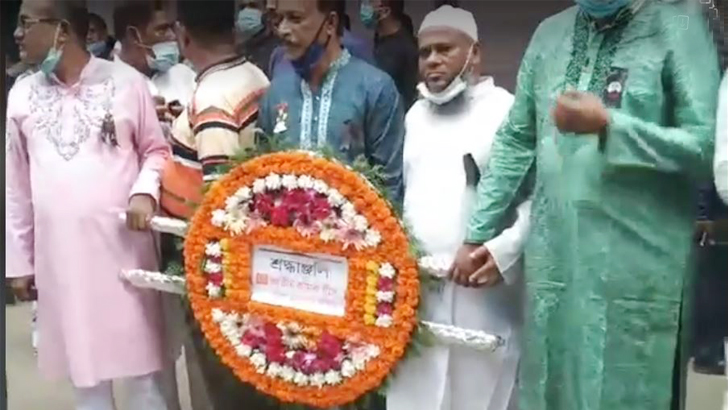 ২১ আগস্ট গ্রেনেড হামলার অস্থায়ী বেদিতে আ.লীগের শ্রদ্ধা (ভিডিও)