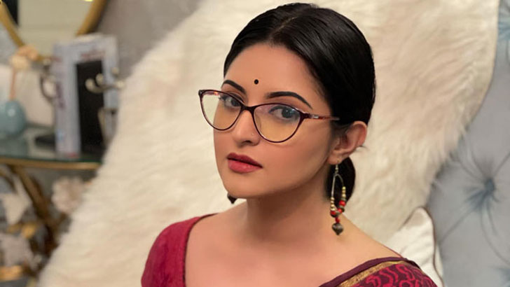 জামিনের খবরে রাত জাগেন পরীমনি, হাতে লাগান মেহেদি