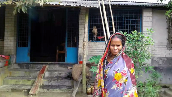 তাদের ‘একঘরে’ করে দিলেন মাতবররা