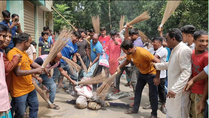 আখাউড়ায় যুবদলের কমিটি বাতিল দাবিতে ঝাড়ু মিছিল