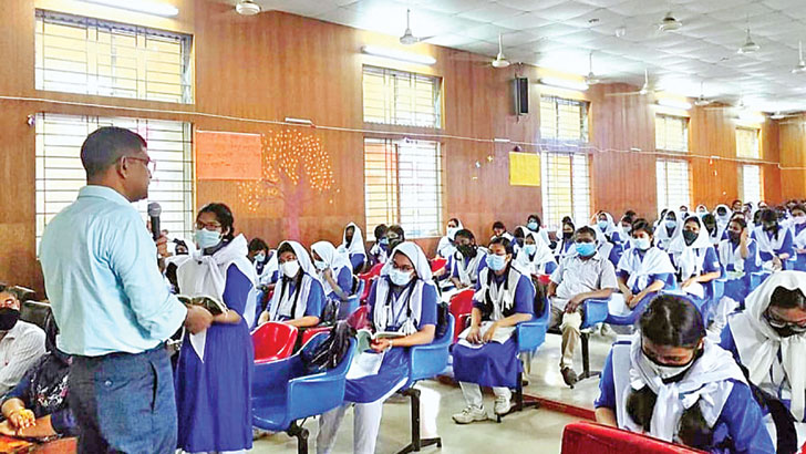 স্কুলে এসে ৩ ঘণ্টা ক্লাস নেন কুমিল্লা জেলা প্রশাসক