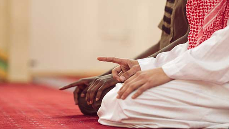 নামাজে তাশাহুদ পড়ার সময় আঙুলের ইশারা কখন করবেন?