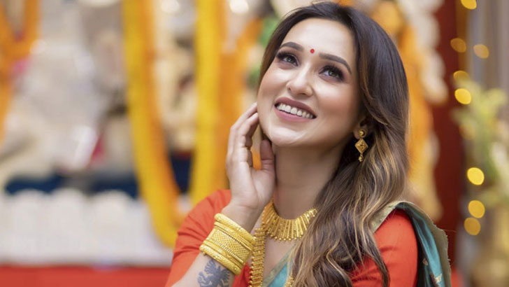 ‘পুজো মানেই আমার কাছে পাঁঠার মাংস, মিষ্টি আর প্রিয় শাড়ির অঞ্জলি’