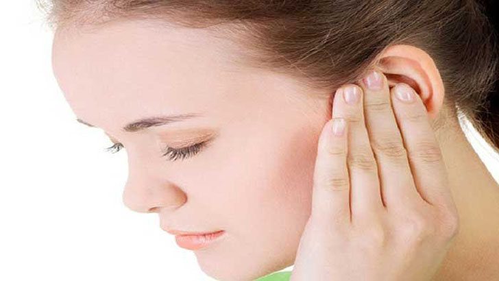 কানে ব্যথা হয় কেন? কী করবেন 