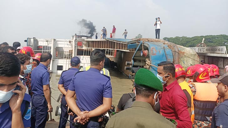 ফেরি কাত হয়ে ১৭ ট্রাক পদ্মায়