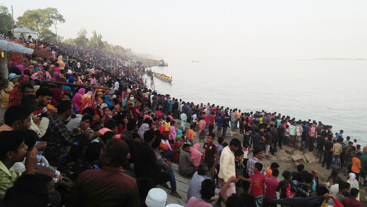 ব্রহ্মপুত্র নদে ঐতিহ্যবাহী নৌকাবাইচ প্রতিযোগিতা