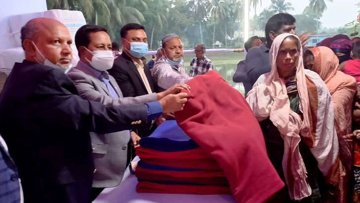 ফরিদপুরে দুই হাজার মানুষের মাঝে প্রিমিয়ার ব্যাংকের শীতবস্ত্র বিতরণ