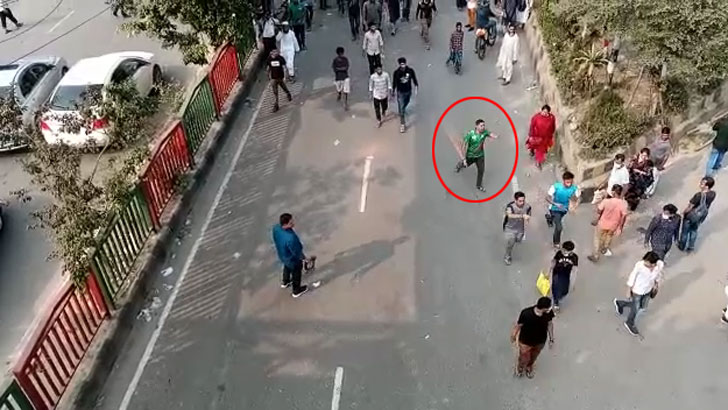 হাফ ভাড়ার দাবিতে আন্দোলনকারী শিক্ষার্থীদের ওপর ছাত্রলীগের হামলা (ভিডিও)
