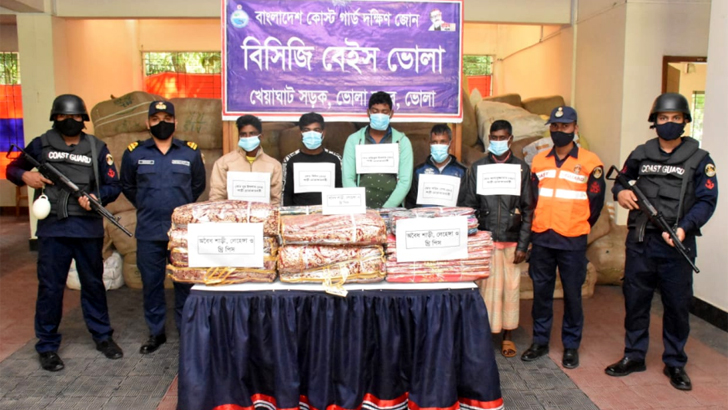 ৮ কোটি টাকার চোরাই শাড়িসহ ৫ জনকে আটক করল কোস্ট গার্ড দক্ষিণ জোন