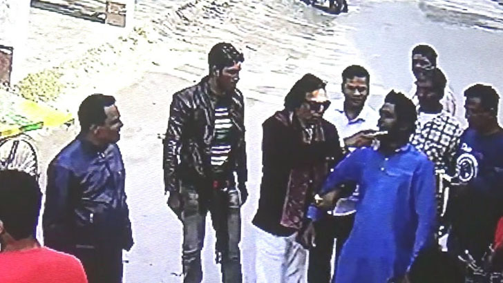 চড় মারার পর জোর করে কলা খাইয়ে দিল আ.লীগ নেতা