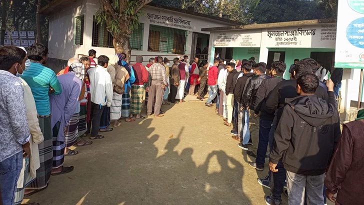 মানিকগঞ্জে কেন্দ্রে ভোটারদের দীর্ঘ লাইন