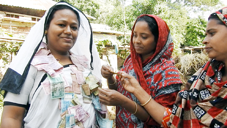 তৃতীয় লিঙ্গের মেম্বার কোকিলাকে টাকার মালা পরিয়ে সম্মাননা