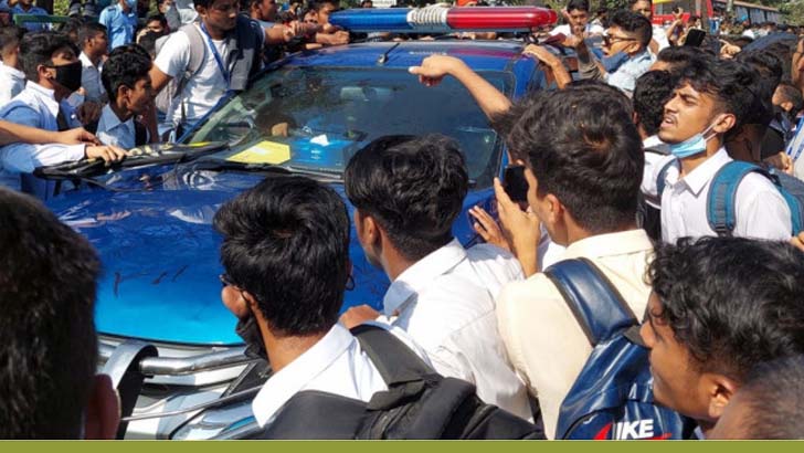 শিক্ষার্থীদের চাপে জরিমানা দিতে বাধ্য হলো লাইসেন্সবিহীন পুলিশ