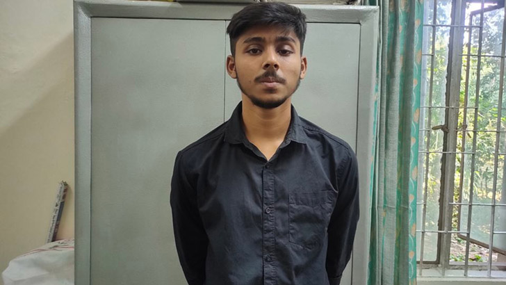 ৪ লাখ টাকায় জাবিতে চান্স, ভাইভা দিতে এসে ধরা