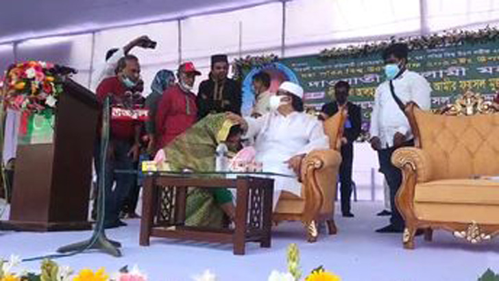 মুজাদ্দেদীর পা ছুঁয়ে দোয়া নিলেন মেয়র আইভী