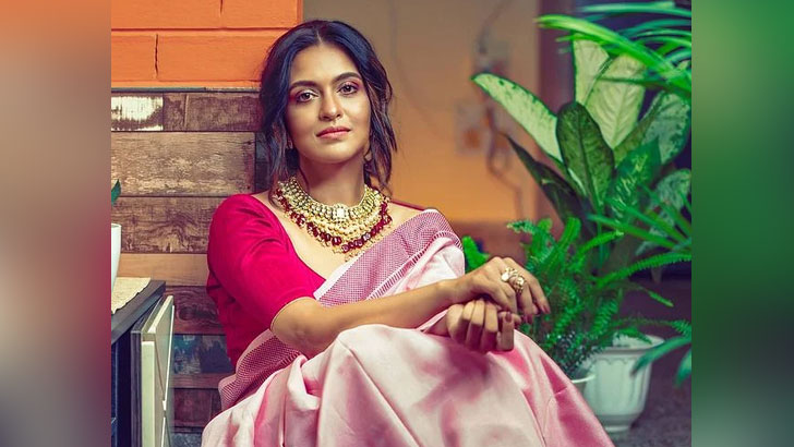 বাইকের ধাক্কায় পা ভাঙল প্রিয়াঙ্কার