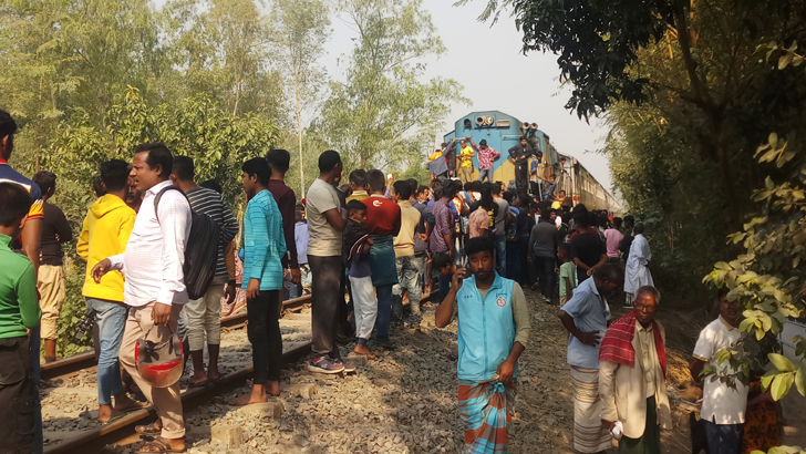 তিন শিশুকে বাঁচাতে গিয়ে মারা গেলেন গেটম্যানও