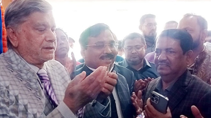 মাওলানা না থাকায় মোনাজাত করলেন মন্ত্রী