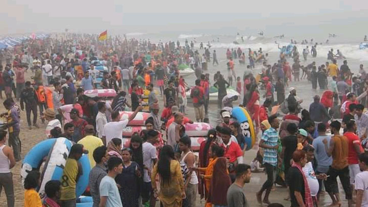 কক্সবাজারে তিল ধারণের ঠাঁই নেই! (ভিডিও)
