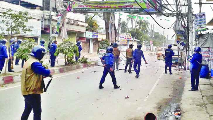 সংঘর্ষের মামলায় আসামি ২ হাজার, বাড়িঘর ছাড়া বিএনপি নেতাকর্মীরা