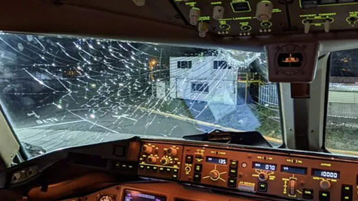 মধ্য আকাশে বিমানের ওপর পড়ল বরফের চাঁই!