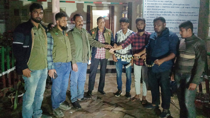 লোকালয়ে সাপখেকো বিষধর শঙ্খিনী!