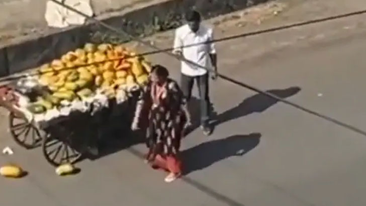 পেঁপে বিক্রেতার সঙ্গে নারীর এ কেমন আচরণ! (ভিডিও)