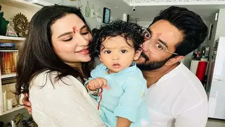 সন্তানকে বুকে নিয়ে আবেগপ্রবণ রাজ-শুভশ্রী