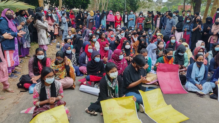 উপাচার্যের বাসভবন ঘেরাও, প্রভোস্টের পদত্যাগ দাবি শাবি ছাত্রীদের