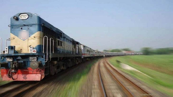 চলন্ত ট্রেনের সামনে ধাক্কা দিয়ে ফেলে দেওয়া হলো তরুণীকে (ভিডিও)