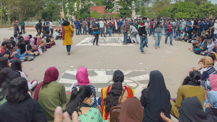 শিক্ষার্থীদের স্লোগানে উত্তপ্ত শাবি, উপাচার্যের পদত্যাগ দাবিতে চলছে গণস্বাক্ষর