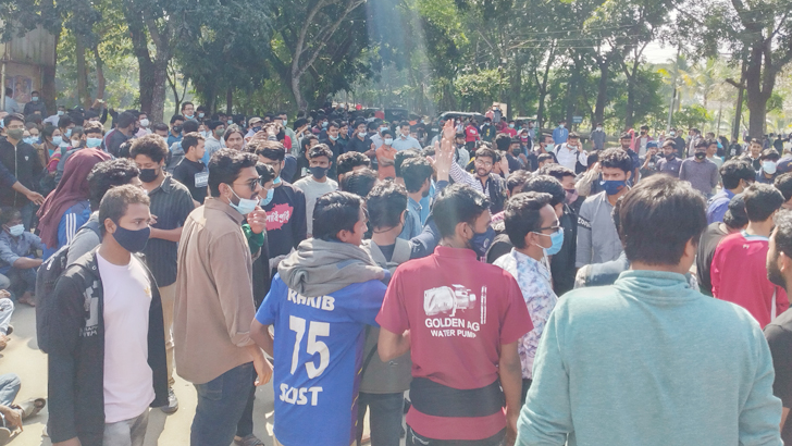 ভিসির পদত্যাগের দাবিতে অটল শাবি শিক্ষার্থীরা