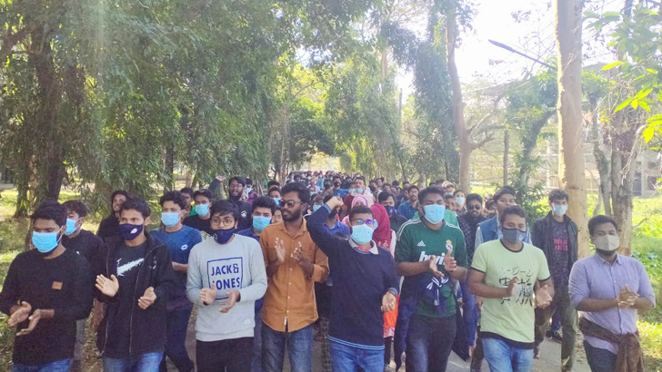 উপাচার্য পদত্যাগ না করলে আমরণ অনশনের ঘোষণা শিক্ষার্থীদের