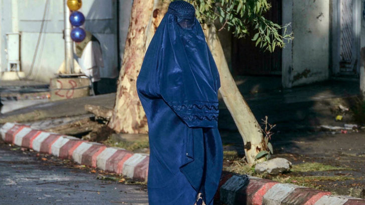 বোরকা না পরায় আফগানিস্তানে দুই এনজিও কর্মীকে ‘গুলি করার হুমকি’