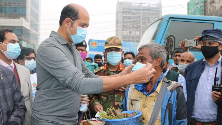 কারওয়ান বাজারে ক্রেতা-বিক্রেতাদের মাস্ক পরালেন মেয়র আতিক