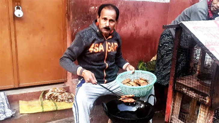 মমতার কথায় ‘অনুপ্রাণিত’ হয়ে চপ-বেগুনি ভাজলেন বিজেপি বিধায়ক