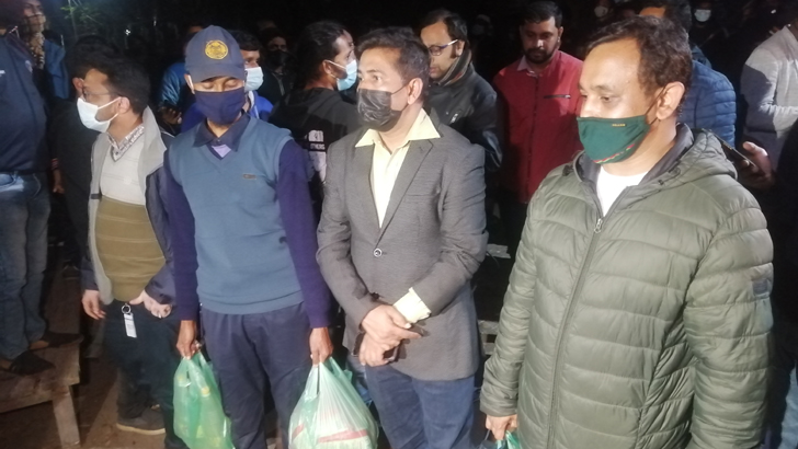 ভিসির বাসভবনে খাবার নিয়ে ঢুকতে না পেরে ফিরে গেলেন শিক্ষকরা