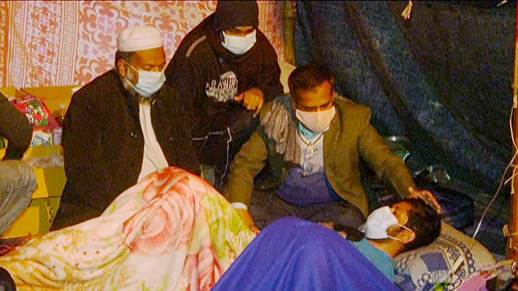 অনশনরত ছেলের পাশে বসে চোখের পানি ফেলছেন বাবা
