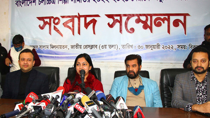 আমার কাছে চুমু চেয়েছিলেন নির্বাচন কমিশনার পীরজাদা: নিপুণ