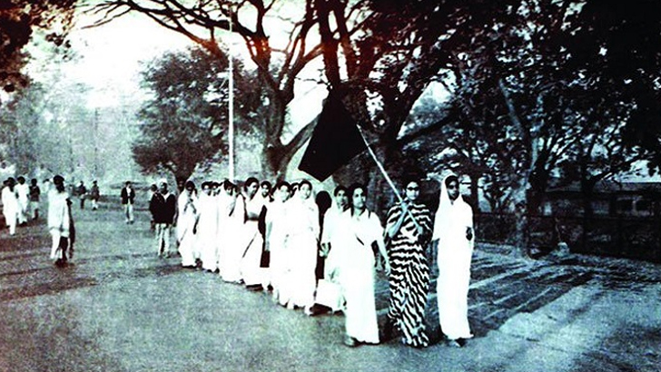 Ajoyib porno onlayn Rus pornosi bir qizni uyiga olib keldi