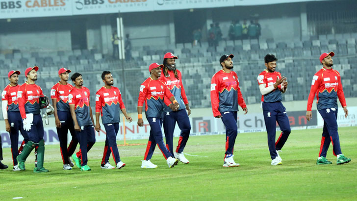 শ্বাসরুদ্ধকর ম্যাচে কুমিল্লাকে হারিয়ে ফাইনালে বরিশাল