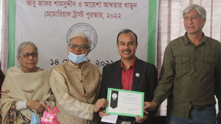 সর্বোচ্চ প্রকাশনায় সম্মাননা পেলেন জাবি অধ্যাপক শাহেদুর
