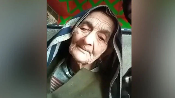কাশ্মীরি বৃদ্ধার ইংরেজি শেখার ভিডিও ভাইরাল!